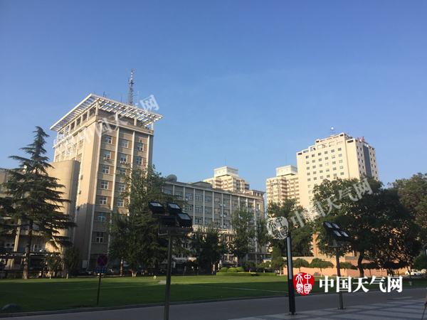 今晨,北京藍天依舊。